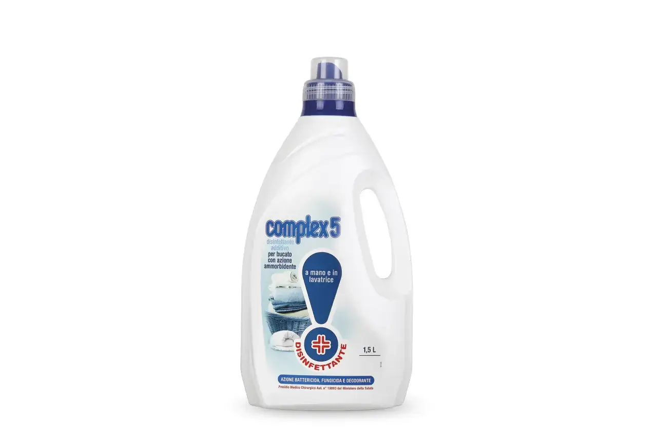 Flacone di disinfettante Complex 5, un additivo per bucato che igienizza e ammorbidisce, distinguendosi dai comuni detersivi.
