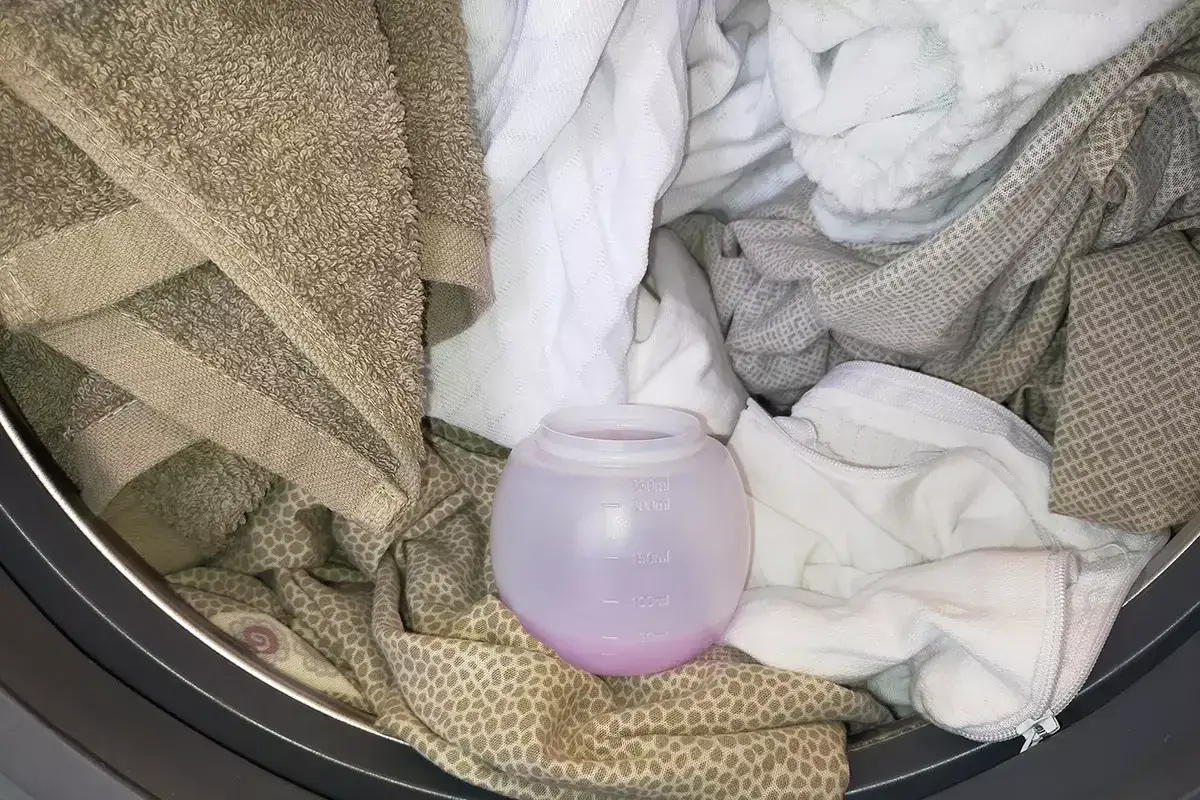 Misura il detersivo con il misurino: ecco come usare le palline per lavatrice per un bucato perfetto.