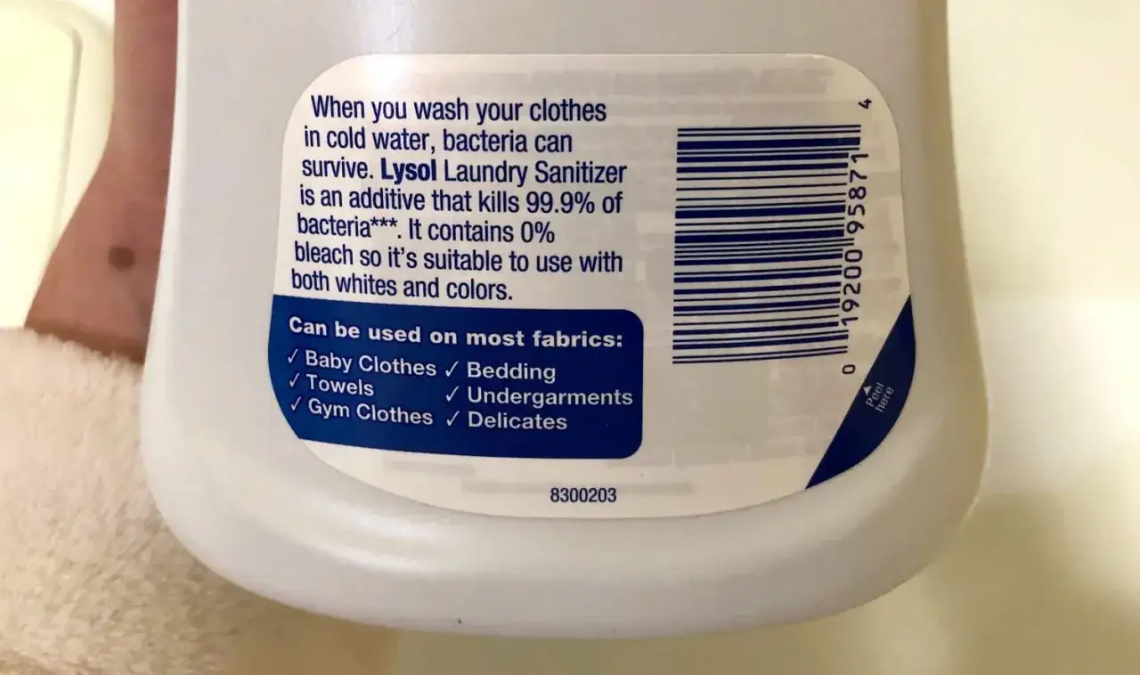 Etichetta di Lysol Laundry Sanitizer: spiega la differenza tra igienizzante e disinfettante lavatrice, uccide il 99,9% dei batteri.