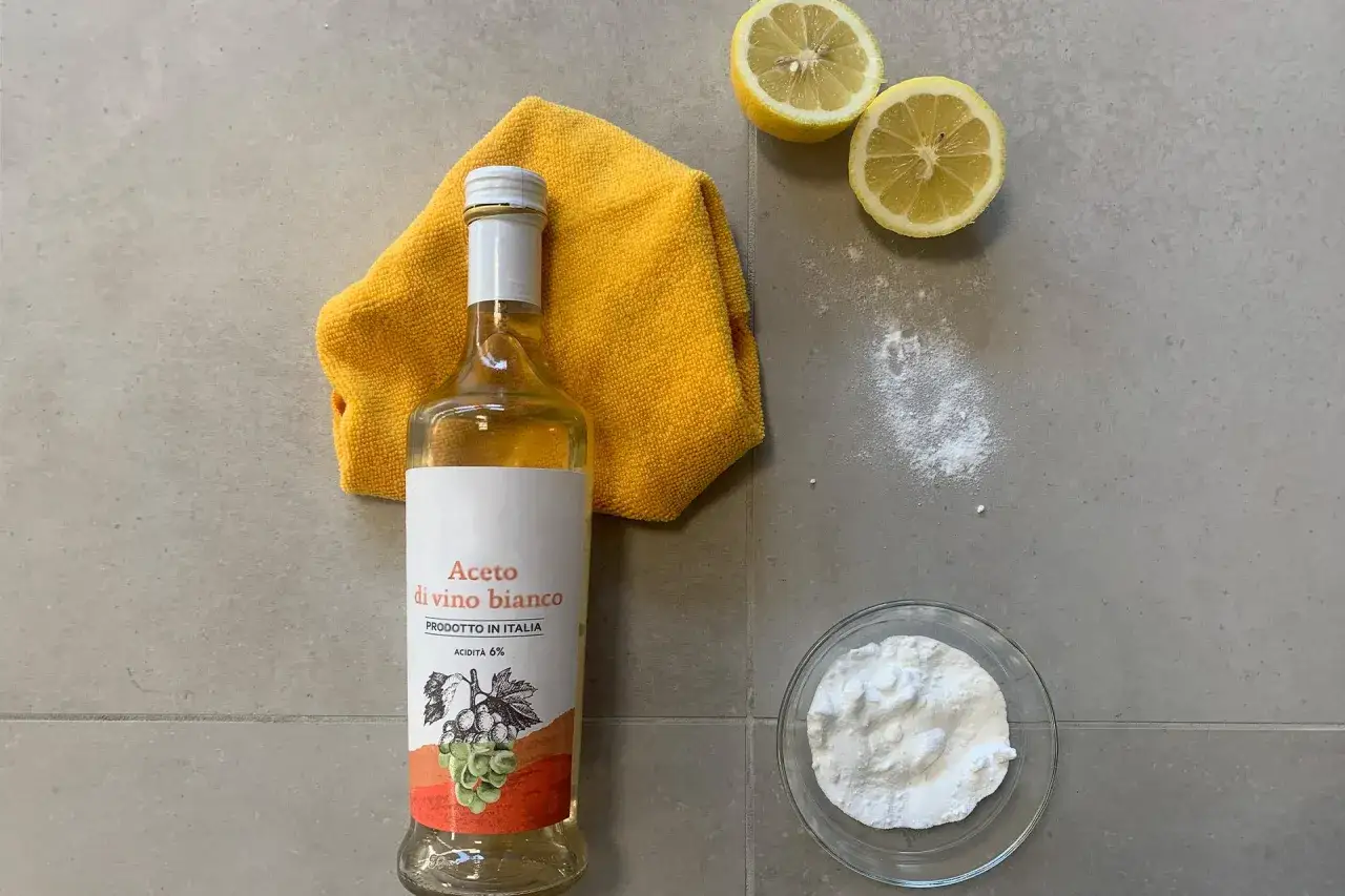 Aceto di vino bianco, bicarbonato e limoni: ingredienti naturali per pulire i pavimenti.