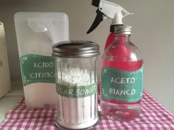 Acido citrico, bicarbonato e aceto bianco: ingredienti per un bucato profumato e un bucato morbido.