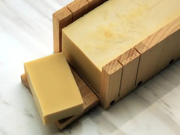 Un blocco di sapone di castiglia cos'è, pronto per essere tagliato in saponette.