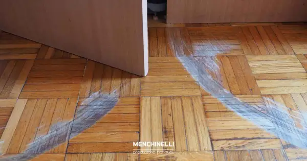 Parquet rovinato, pronto per il rinnovo. Segni evidenti di usura e graffi sul legno, in attesa di nuova vita.