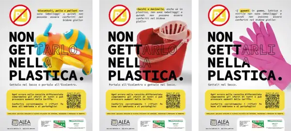 Tre poster informativi sulla raccolta differenziata: giocattoli, secchi e guanti non sono imballaggi riciclabili.