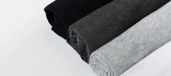 Capi scuri e chiari, pronti per la lavatrice. Tessuti morbidi in diverse tonalità di grigio e nero.