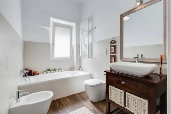Mobiletti con cesti in vimini sono un'ottima soluzione per capire dove mettere i detersivi in bagno, mantenendo tutto in ordine.