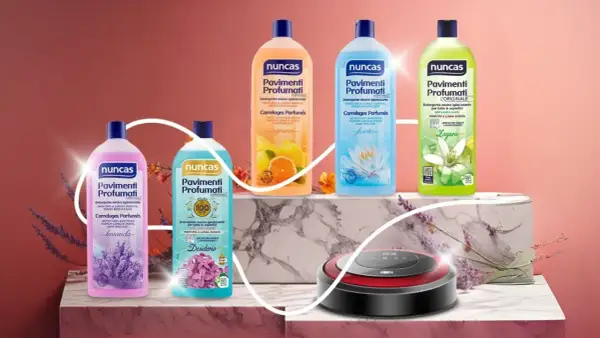 Cinque flaconi di detergente Nuncas Pavimenti Profumati, con fragranze lavanda, agrumi, fiorito, zagara e un robot aspirapolvere.