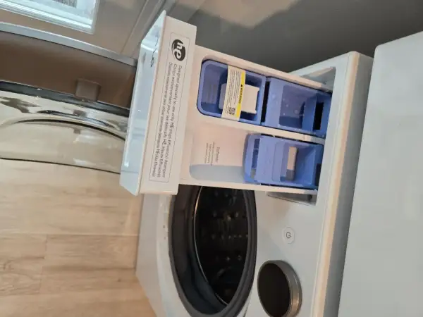 Cassetto del detersivo della lavatrice con scomparti per detersivo, ammorbidente e candeggina. Pronto per il prelavaggio lavatrice.